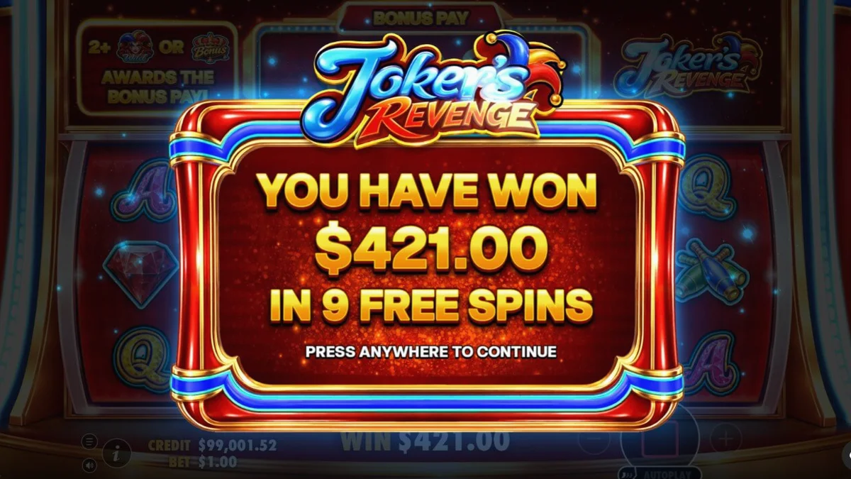 Cena vibrante do jogo Joker's Revenge com elementos de harlequin e símbolos clássicos de slot